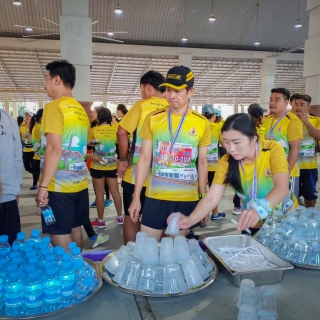 ไฟล์แนบ กปภ.สาขาตราดร่วมสนับสนุนน้ำดื่มตราสัญลักษณ์กปภ.ในโครงการสานพลังท้องถิ่นไทย ถวายพ่อของแผ่นดิน เดิน  วิ่ง มินิฮาล์ฟ มาราธอนเฉลิมพระเกียรติ 
