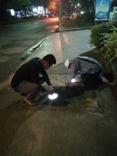 ไฟล์แนบ การประปาส่วนภูมิภาคสาขากระบี่ ดำเนินงานตามแผนบริหารจัดการน้ำสูญเสีย เดินหน้าลงพื้นที่ ถนนกระบี่ ถึงถนนวัชระ ตำบลปากน้ำ อำเภอเมืองกระบี่ เดินเท้าหาท่อแตกรั่ว เพื่อลดการเกิดน้ำสูญเสีย 