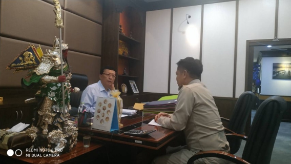 ไฟล์แนบ ผู้จัดการการประปาส่วนภูมิภาคสาขาตะกั่วป่าเข้าพบ นายบำรุง ปิยนามวานิช นายกองค์การบริหารส่วนจังหวัดพังงา  เพื่อสวัสดีปีใหม่ 2563 พร้อมมอบของที่ระลึก กปภ. เป็นของขวัญปีใหม่ และหารือถึงการเตรียมความพร้อมรับมือสถานการณ์น้ำและการขาดแคลนน้ำดิบในช่วงฤดูแล้งหรือสภาวะฝนทิ้งช่วง
