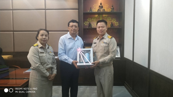 ไฟล์แนบ ผู้จัดการการประปาส่วนภูมิภาคสาขาตะกั่วป่าเข้าพบ นายบำรุง ปิยนามวานิช นายกองค์การบริหารส่วนจังหวัดพังงา  เพื่อสวัสดีปีใหม่ 2563 พร้อมมอบของที่ระลึก กปภ. เป็นของขวัญปีใหม่ และหารือถึงการเตรียมความพร้อมรับมือสถานการณ์น้ำและการขาดแคลนน้ำดิบในช่วงฤดูแล้งหรือสภาวะฝนทิ้งช่วง