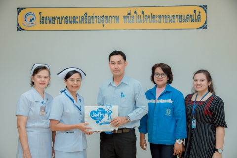 ไฟล์แนบ วันอังคารที่ 7 เดือนมกราคม พ.ศ. 2563 นายอดิศักดิ์ มรรคาเขตต์ ผู้จัดการการประปาส่วนภูมิภาคสาขาสุไหง โก-ลก พร้อมด้วยหัวหน้างานงานจัดเก็บรายได้และพนักงานพัสดุ เข้าพบลูกค้าซึ่งเป็นผู้ใช้น้ำรายใหญ่