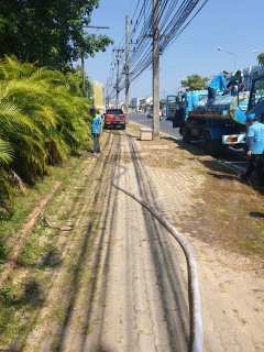 ไฟล์แนบ กปภ.สาขาภูเก็ต ออกบริการแจกน้ำประปาฟรีให้กับผู้ใช้น้ำที่ได้รับความเดือดร้อนจากเหตุการณ์น้ำไม่ไหลในพื้นที่บริเวณถังเพิ่มแรงดันหมู่บ้านสุพิชชา และซอยรัษฎารำลึก ต.รัษฎา อ.เมืองภูเก็ต