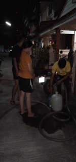 ไฟล์แนบ กปภ.สาขาภูเก็ต ออกบริการแจกน้ำประปาฟรีให้กับผู้ใช้น้ำที่ได้รับความเดือดร้อนจากเหตุการณ์น้ำไม่ไหลในพื้นที่บริเวณถังเพิ่มแรงดันหมู่บ้านสุพิชชา และซอยรัษฎารำลึก ต.รัษฎา อ.เมืองภูเก็ต