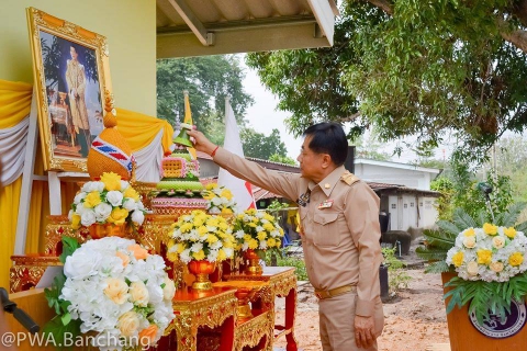 ไฟล์แนบ ประธานในพิธีฯ เปิดกรวยกระทงดอกไม้ธูปเทียนแพหน้าพระบรมฉายาลักษณ์พระบาทสมเด็จพระวชิรเกล้าเจ้าอยู่หัว