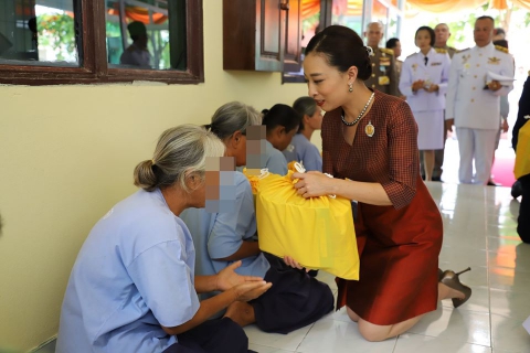 ไฟล์แนบ นายสุริยะ ป้านนาค  ผู้จัดการการประปาส่วนภูมิภาคสาขานครศรีธรรมราช เฝ้ารับเสด็จสมเด็จพระเจ้าลูกเธอ เจ้าฟ้าพัชรกิติยาภา นเรนทิราเทพยวดี กรมหลวงราชสาริณีสิริพัชร มหาวัชรราชธิดา เสด็จแทนพระองค์ พระราชทานเครื่องมือแพทย์ตามโครงการราชทัณฑ์ ปันสุข ทำความ ดี เพื่อชาติ ศาสน์ กษัตริย์ ให้กับเรือนจำกลางนครศรีธรรมราช