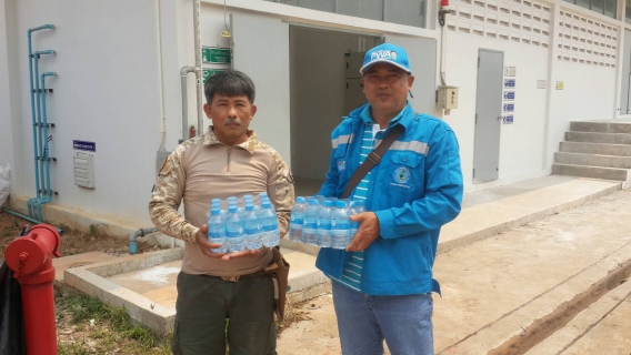 ไฟล์แนบ กปภ.สาขาคลองใหญ่ นำโดยนายพินิจ ศิลาแลง ได้มอบหมายให้ นายกะเสษฐ ชอบชูผล หัวหน้างานผลิต มอบน้ำดื่มบรรจุขวด จำนวน 240 ขวดให้แก่เจ้าหน้าที่ป่าชุมชนและประชาชนบ้านท่าเส้น ต.แหลมกลัด อ.เมือง จ.ตราด 