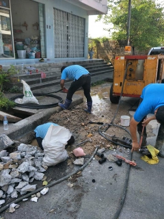 ไฟล์แนบ ทีมงานบริการและควบคุมน้ำสูญเสีย ปฏิบัติหน้าที่ซ่อมท่อน้ำประปา 