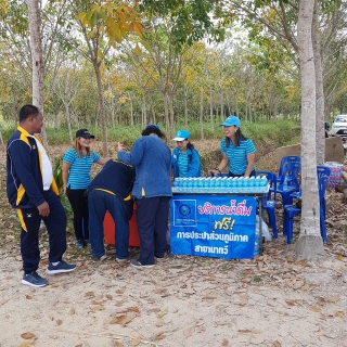 ไฟล์แนบ การประปาส่วนภูมิภาค สาขานาทวี ร่วมแจกน้ำดื่มบรรจุขวดตราสัญลักษณ์ กปภ. ในโครการเสริมสร้างสัมพันธ์ สันติสุข ประจำปี 2563