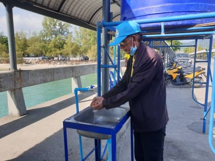 ไฟล์แนบ การประปาส่วนภูมิภาคสาขาเกาะพะงัน ติดตั้งอ่างล้างมือให้กับจุดคัดกรอง ศูนย์กักกันโรคระบาด COVID-19