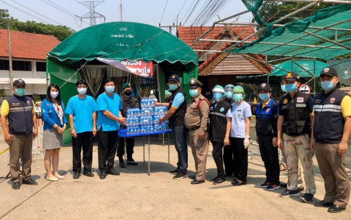 ไฟล์แนบ กปภ.สาขาน่าน โดยนายเรืองเดช ริกากรณ์ ผู้จัดการการประปาส่วนภูมิภาคสาขาน่าน ได้นำน้ำดื่มบรรจุขวดตราสัญลักษณ์ กปภ. มอบให้กับคณะเจ้าหน้าที่สาธารณสุข, เจ้าหน้าที่กรมการปกครอง, ทหาร, ตำรวจ, อสม. และผู้ที่เก