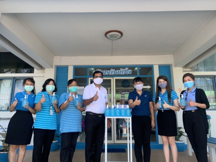 ไฟล์แนบ วันศุกร์ ที่ 10 เมษายน 2563 การประปาส่วนภูมิภาคสาขาสามพราน นำโดย นายสะอาด จงดี ผจก.กปภ.สาขาสามพราน พร้อมด้วยนางอารีนันท์ นราวัฒนเศรษฐ์ ผช.ผจก. รับมอบเจลแอลกอฮอล์ล้างมือ จำนวน 20 ขวด จาก บริษัท ทีทีดับบลิว จำกัด (มหาชน) เพื่อสนับสนุนสำหรับบุคลากรของกปภ. และประชาชนทั่วไปที่เข้ามาใช้บริการ ป้องกันการแพร่กระจายของเชื้อไวรัสโคโรนา (COVID-19) โดยจัดเตรียมแอลกอฮอล์เจลล้างมือไว้ให้บริการตามจุดต่าง ๆ ดำเนินการตามแนวทางของรัฐ และกระทรวงสาธารณสุข ณ สำนักงานกปภ.สาขาสามพราน 