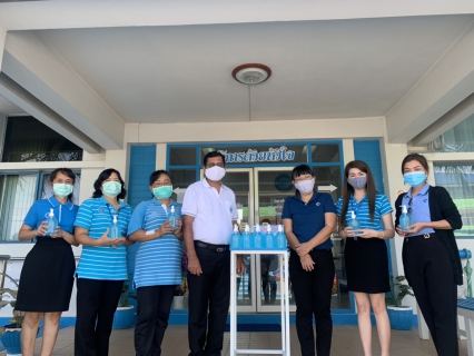 ไฟล์แนบ วันศุกร์ ที่ 10 เมษายน 2563 การประปาส่วนภูมิภาคสาขาสามพราน นำโดย นายสะอาด จงดี ผจก.กปภ.สาขาสามพราน พร้อมด้วยนางอารีนันท์ นราวัฒนเศรษฐ์ ผช.ผจก. รับมอบเจลแอลกอฮอล์ล้างมือ จำนวน 20 ขวด จาก บริษัท ทีทีดับบลิว จำกัด (มหาชน) เพื่อสนับสนุนสำหรับบุคลากรของกปภ. และประชาชนทั่วไปที่เข้ามาใช้บริการ ป้องกันการแพร่กระจายของเชื้อไวรัสโคโรนา (COVID-19) โดยจัดเตรียมแอลกอฮอล์เจลล้างมือไว้ให้บริการตามจุดต่าง ๆ ดำเนินการตามแนวทางของรัฐ และกระทรวงสาธารณสุข ณ สำนักงานกปภ.สาขาสามพราน 