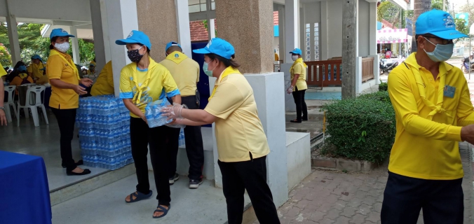 ไฟล์แนบ การประปาส่วนภูมิภาคสาขาสุโขทัย โดยนายธงชัย  สถิตย์ตระกูล  ผู้จัดการ กปภ.สาขาสุโขทัย  ผู้ช่วยผู้จัดการ และหัวหน้างาน  ร่วมให้กำลังใจประชาชนพร้อมท่านผู้ว่าราชการจังหวัดสุโขทัย นายไมตรี  ไตรติลานันท์  ในการแจกจ่ายอาหารและน้ำดื่ม   ให้แก่ประชาชนผู้ได้รับผลกระทบจากปัญหาการแพร่ระบาด COVID-19 ณ ศาลากลางจังหวัดสุโขทัย  โดยแจกน้ำดื่ม กปภ. จำนวน 2000 ขวด
