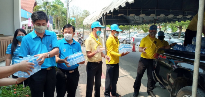 ไฟล์แนบ การประปาส่วนภูมิภาคสาขาสุโขทัย โดยนายธงชัย  สถิตย์ตระกูล  ผู้จัดการ กปภ.สาขาสุโขทัย  ผู้ช่วยผู้จัดการ และหัวหน้างาน  ร่วมให้กำลังใจประชาชนพร้อมท่านผู้ว่าราชการจังหวัดสุโขทัย นายไมตรี  ไตรติลานันท์  ในการแจกจ่ายอาหารและน้ำดื่ม   ให้แก่ประชาชนผู้ได้รับผลกระทบจากปัญหาการแพร่ระบาด COVID-19 ณ ศาลากลางจังหวัดสุโขทัย  โดยแจกน้ำดื่ม กปภ. จำนวน 2000 ขวด