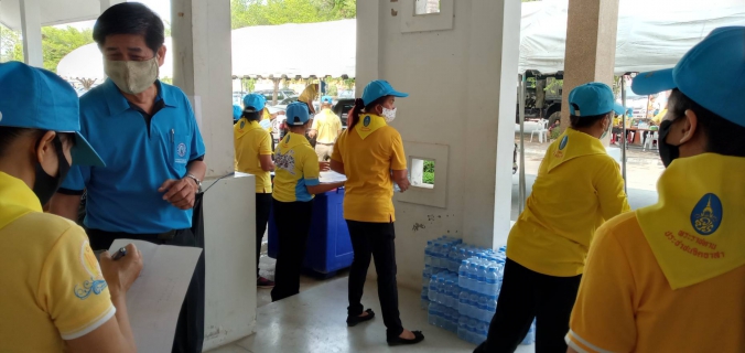 ไฟล์แนบ การประปาส่วนภูมิภาคสาขาสุโขทัย โดยนายธงชัย  สถิตย์ตระกูล  ผู้จัดการ กปภ.สาขาสุโขทัย  ผู้ช่วยผู้จัดการ และหัวหน้างาน  ร่วมให้กำลังใจประชาชนพร้อมท่านผู้ว่าราชการจังหวัดสุโขทัย นายไมตรี  ไตรติลานันท์  ในการแจกจ่ายอาหารและน้ำดื่ม   ให้แก่ประชาชนผู้ได้รับผลกระทบจากปัญหาการแพร่ระบาด COVID-19 ณ ศาลากลางจังหวัดสุโขทัย  โดยแจกน้ำดื่ม กปภ. จำนวน 2000 ขวด