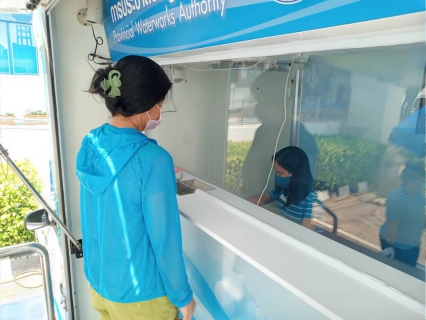 ไฟล์แนบ กปภ.สาขาสุโขทัย เพิ่มจุดบริการชำระค่าน้ำบริเวณด้านหน้าสำนักงานโดยรถโมบาย  เพื่อลดความแออัดของผู้ใช้น้ำ  และป้องกันการแพร่ระบาดไวรัส COVID-19 ภายในสำนักงาน ก่อนใช้บริการรบกวนรับเจลล้างมือก่อนนะ