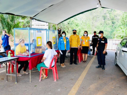 ไฟล์แนบ ผู้จัดการการประปาส่วนภูมิภาคสาขากระบี่ ลงพื้นที่ ม.3  บ้านป่าใหม่ ต.ดินอุดม อ.ลำทับ จ.กระบี่ ตามคำสั่งจังหวัดกระบี่เรื่องแต่งตั้งคณะทำงานตรวจสอบ ติดตามและประเมิน ผลการดำเนินงานของศูนย์ปฏิบัติการควบคุมโรค ระดับพื้นที่ ตามมาตรการป้องกันโรค พร้อมมอบน้ำดื่มบรรจุขวดตราสัญลักษณ์ กปภ.เพื่อสนับสนุนการทำงานของเจ้าหน้าที่
