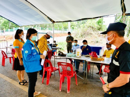ไฟล์แนบ ผู้จัดการการประปาส่วนภูมิภาคสาขากระบี่ ลงพื้นที่ ม.3  บ้านป่าใหม่ ต.ดินอุดม อ.ลำทับ จ.กระบี่ ตามคำสั่งจังหวัดกระบี่เรื่องแต่งตั้งคณะทำงานตรวจสอบ ติดตามและประเมิน ผลการดำเนินงานของศูนย์ปฏิบัติการควบคุมโรค ระดับพื้นที่ ตามมาตรการป้องกันโรค พร้อมมอบน้ำดื่มบรรจุขวดตราสัญลักษณ์ กปภ.เพื่อสนับสนุนการทำงานของเจ้าหน้าที่
