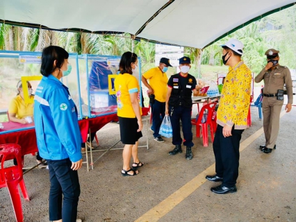 ไฟล์แนบ ผู้จัดการการประปาส่วนภูมิภาคสาขากระบี่ ลงพื้นที่ ม.3  บ้านป่าใหม่ ต.ดินอุดม อ.ลำทับ จ.กระบี่ ตามคำสั่งจังหวัดกระบี่เรื่องแต่งตั้งคณะทำงานตรวจสอบ ติดตามและประเมิน ผลการดำเนินงานของศูนย์ปฏิบัติการควบคุมโรค ระดับพื้นที่ ตามมาตรการป้องกันโรค พร้อมมอบน้ำดื่มบรรจุขวดตราสัญลักษณ์ กปภ.เพื่อสนับสนุนการทำงานของเจ้าหน้าที่