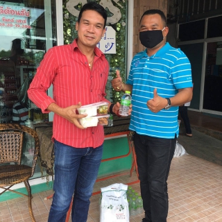 ไฟล์แนบ การประปาส่วนภูมิภาคสาขาอ่าวลึก ร่วมบริจาคข้าวสาร อาหารแห้ง เพื่อช่วยเหลือผู้ได้รับผลกระทบจากการแพร่ระบาดของโรคเชื้อไวรัสโคโรน่า 2019 (Covic-19) 