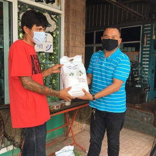 ไฟล์แนบ การประปาส่วนภูมิภาคสาขาอ่าวลึก ร่วมบริจาคข้าวสาร อาหารแห้ง เพื่อช่วยเหลือผู้ได้รับผลกระทบจากการแพร่ระบาดของโรคเชื้อไวรัสโคโรน่า 2019 (Covic-19) 