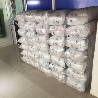 ไฟล์แนบ การประปาส่วนภูมิภาคสาขาอ่าวลึก ร่วมบริจาคข้าวสาร อาหารแห้ง เพื่อช่วยเหลือผู้ได้รับผลกระทบจากการแพร่ระบาดของโรคเชื้อไวรัสโคโรน่า 2019 (Covic-19) 