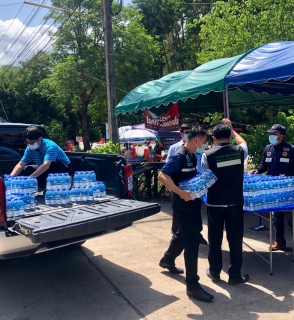 ไฟล์แนบ กปภ.สาขาน่าน โดยนายเรืองเดช ริกากรณ์ ผู้จัดการการประปาส่วนภูมิภาคสาขาน่าน ได้นำน้ำดื่มบรรจุขวดตราสัญลักษณ์ กปภ. มอบให้กับคณะเจ้าหน้าที่สาธารณสุข, เจ้าหน้าที่กรมการปกครอง, ทหาร, ตำรวจ, อสม. และผู้ที่เก