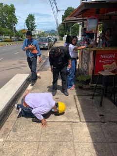 ไฟล์แนบ การประปาส่วนภูมิภาคสาขากระบี่ ดำเนินงานตามแผนบริหารจัดการน้ำสูญเสีย เดินหน้าลงพื้นที่ ม.7 ต.ไสไทย อำเภอเมืองกระบี่ และถนนกระบี่ ตำบลปากน้ำ อำเภอเมืองกระบี่ จังหวัดกระบี่ เดินเท้าหาท่อแตกรั่ว เพื่อลดการเกิดน้ำสูญเสีย 