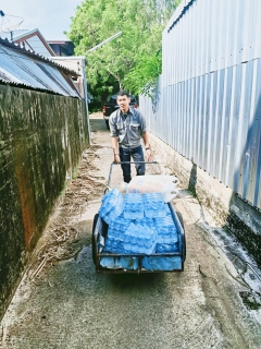 ไฟล์แนบ กปภ.สาขาเพชรบูรณ์ ได้นำน้ำดื่มตราสัญลักษณ์ กปภ. และสิ่งของจำเป็นมอบให้แก่ชาวบ้านผู้ได้รับผลกระทบในช่วงแพร่ระบาดของเชื้อไวรัส COVID-19