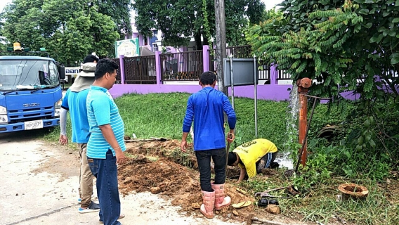 ไฟล์แนบ กปภ.สาขาตะกั่วป่าเข้าดำเนินการแก้ไขน้ำไม่ไหลหน้าสำนักงานขนส่ง