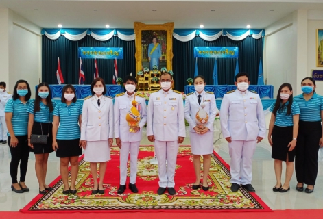 ไฟล์แนบ กปภ.สาขาบ้านฉาง ร่วมพิธีลงนามถวายพระพร ถวายเครื่องราชสักการะและวางพานพุ่ม ถวายพระพรชัยมงคล เนื่องในโอกาสวันเฉลิมพระชนมพรรษา สมเด็จพระนางเจ้าสิริกิติ์ พระบรมราชินีนาถ พระบรมราชชนนีพันปีหลวง ๑๒ สิงหาคม ๒๕๖๓