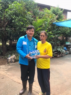 ไฟล์แนบ กปภ.สาขาน่าน โดยนายเรืองเดช ริกากรณ์ ผู้จัดการการประปาส่วนภูมิภาคสาขาน่าน ได้นำน้ำดื่มบรรจุขวดตราสัญลักษณ์ กปภ. มอบให้กับผู้ประสบอุทกภัย ณ บ้านต้นหนุน ต.กลางเวียง อ.เวียงสา จ.น่าน เมื่อวันที่ 24 สิงหา