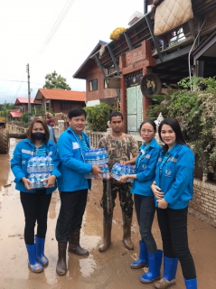 ไฟล์แนบ กปภ.สาขาน่าน โดยนายเรืองเดช ริกากรณ์ ผู้จัดการการประปาส่วนภูมิภาคสาขาน่าน ได้นำน้ำดื่มบรรจุขวดตราสัญลักษณ์ กปภ. มอบให้กับผู้ประสบอุทกภัย ณ บ้านต้นหนุน ต.กลางเวียง อ.เวียงสา จ.น่าน เมื่อวันที่ 24 สิงหา