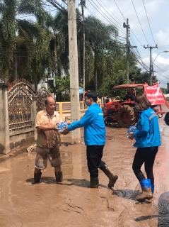 ไฟล์แนบ กปภ.สาขาน่าน นำโดยนายเรืองเดช ริกากรณ์ ผู้จัดการการประปาส่วนภูมิภาคสาขาน่าน ได้นำน้ำดื่มบรรจุขวดตราสัญลักษณ์ กปภ. มอบให้กับผู้ประสบอุทกภัย ณ บ้านกลางเวียง ต.กลางเวียง อ.เวียงสา จ.น่าน ในวันที่ 25 สิงห