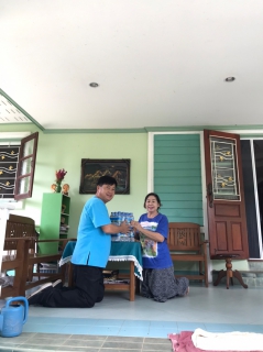 ไฟล์แนบ กปภ.สาขาน่าน นำโดยนายเรืองเดช ริกากรณ์ ผู้จัดการการประปาส่วนภูมิภาคสาขาน่าน ได้นำน้ำดื่มบรรจุขวดตราสัญลักษณ์ กปภ. มอบให้กับผู้ประสบอุทกภัย ณ บ้านดอนไชย ต.กลางเวียง อ.เวียงสา จ.น่าน ในวันที่ 26 สิงหาคม