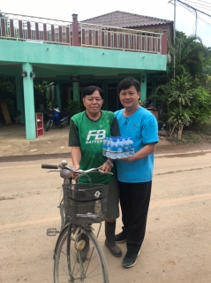 ไฟล์แนบ กปภ.สาขาน่าน นำโดยนายเรืองเดช ริกากรณ์ ผู้จัดการการประปาส่วนภูมิภาคสาขาน่าน ได้นำน้ำดื่มบรรจุขวดตราสัญลักษณ์ กปภ. มอบให้กับผู้ประสบอุทกภัย ณ บ้านดอนไชย ต.กลางเวียง อ.เวียงสา จ.น่าน ในวันที่ 26 สิงหาคม