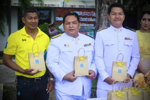 ไฟล์แนบ การประปาส่วนภูมิภาคสาขาเกาะพะงัน ร่วมพิธีทำบุญตักบาตร พร้อมทั้งวางพวงมาลาและพิธีถวายบังคม น้อมรำลึกเนื่องในวันคล้ายวันสวรรคตพระบาทสมเด็จพระบรมชนกาธิเบศรมหาภูมิพลอดุลยเดชมหาราช บรมนาถบพิตร เพื่อถวายเป็นพระราชกุศลและรำลึกในพระมหากรุณาธิคุณที่พระองค์มีต่อปวงชนชาวไทย