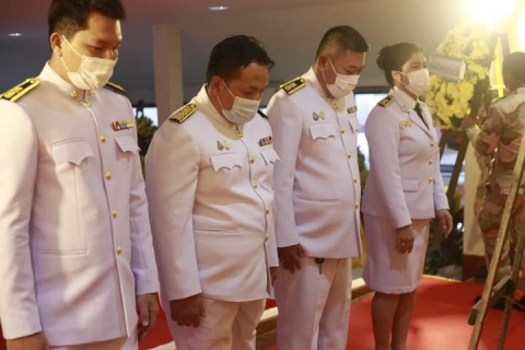 ไฟล์แนบ การประปาส่วนภูมิภาคสาขาเกาะพะงัน ร่วมพิธีทำบุญตักบาตร พร้อมทั้งวางพวงมาลาและพิธีถวายบังคม น้อมรำลึกเนื่องในวันคล้ายวันสวรรคตพระบาทสมเด็จพระบรมชนกาธิเบศรมหาภูมิพลอดุลยเดชมหาราช บรมนาถบพิตร เพื่อถวายเป็นพระราชกุศลและรำลึกในพระมหากรุณาธิคุณที่พระองค์มีต่อปวงชนชาวไทย