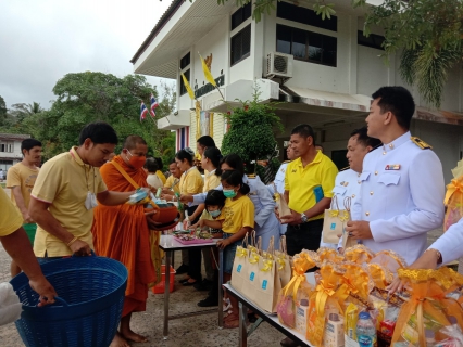 ไฟล์แนบ การประปาส่วนภูมิภาคสาขาเกาะพะงัน ร่วมพิธีทำบุญตักบาตร พร้อมทั้งวางพวงมาลาและพิธีถวายบังคม น้อมรำลึกเนื่องในวันคล้ายวันสวรรคตพระบาทสมเด็จพระบรมชนกาธิเบศรมหาภูมิพลอดุลยเดชมหาราช บรมนาถบพิตร เพื่อถวายเป็นพระราชกุศลและรำลึกในพระมหากรุณาธิคุณที่พระองค์มีต่อปวงชนชาวไทย