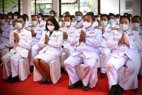 ไฟล์แนบ การประปาส่วนภูมิภาคสาขาเกาะพะงัน ร่วมพิธีทำบุญตักบาตร พร้อมทั้งวางพวงมาลาและพิธีถวายบังคม น้อมรำลึกเนื่องในวันคล้ายวันสวรรคตพระบาทสมเด็จพระบรมชนกาธิเบศรมหาภูมิพลอดุลยเดชมหาราช บรมนาถบพิตร เพื่อถวายเป็นพระราชกุศลและรำลึกในพระมหากรุณาธิคุณที่พระองค์มีต่อปวงชนชาวไทย