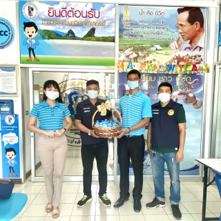 ไฟล์แนบ การประปาส่วนภูมิภาคสาขากระบี่ มอบน้ำดื่มบรรจุขวดตราสัญลักษณ์ กปภ. เพื่อสนับสนุนกิจกรรมจิตอาสาพัฒนาในโอกาสวันสำคัญของชาติไทย เนื่องในวันคล้ายวันพระบรมราชสมภพ รัชกาลที่ 4 วันที่ 18 ตุลาคม 2563 