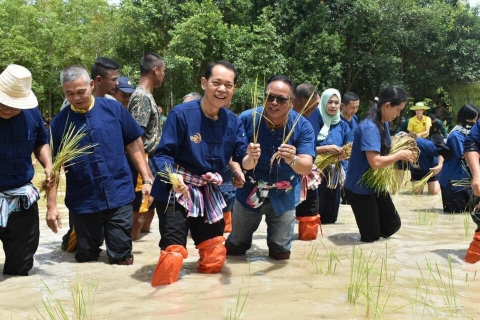 ไฟล์แนบ การประปาส่วนภูมิภาค สาขานาทวี มอบน้ำดื่มบรรจุขวดตราสัญลักษณ์ ในกิจกรรมโครงการ พลิกนาร้าง เป็นนารักษ์ ปีที่ 3