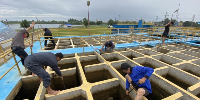 ไฟล์แนบ การประปาส่วนภูมิภาค(กปภ.)สาขาอรัญประเทศนำโดยนายสกล ถุงทรัพย์ ผจก.กปภ.สาขาอรัญประเทศ มอบหมายให้หัวหน้างานและพนักงานในสังกัดงานผลิต ร่วมกันล้างถังตกตะกอน ประจำเดือน พฤศจิกายน 2563