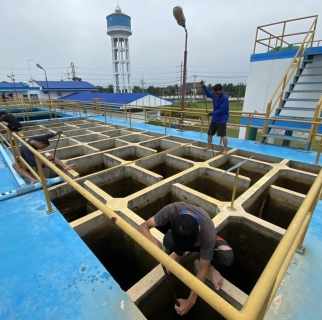 ไฟล์แนบ การประปาส่วนภูมิภาค(กปภ.)สาขาอรัญประเทศนำโดยนายสกล ถุงทรัพย์ ผจก.กปภ.สาขาอรัญประเทศ มอบหมายให้หัวหน้างานและพนักงานในสังกัดงานผลิต ร่วมกันล้างถังตกตะกอน ประจำเดือน พฤศจิกายน 2563