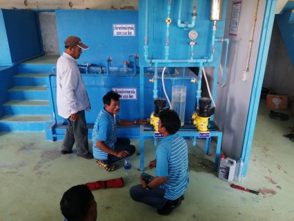 ไฟล์แนบ การประปาส่วนภูมิภาคสาขาบางสะพาน ร่วมกัน OJT ( On the Job Training ) ทบทวนความรู้ความเข้าใจในการบำรุงรักษาเครื่องจ่ายสารเคมี และ ลงข้อมูลคุณภาพน้ำในระบบ OIS ผ่านโทรศัพท์มือถือ