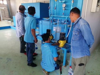 ไฟล์แนบ การประปาส่วนภูมิภาคสาขาบางสะพาน ร่วมกัน OJT ( On the Job Training ) ทบทวนความรู้ความเข้าใจในการบำรุงรักษาเครื่องจ่ายสารเคมี และ ลงข้อมูลคุณภาพน้ำในระบบ OIS ผ่านโทรศัพท์มือถือ