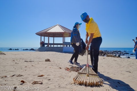 ไฟล์แนบ กปภ.บ้านฉาง ร่วมกิจกรรมจิตอาสาพัฒนา ปรับปรุงภูมิทัศน์ ชายหาดพลา