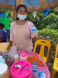 ไฟล์แนบ กปภ.สาขาระนอง ร่วมสนับสนุนน้ำดื่มบรรจุขวด งานวิถีแร่วิถีคนชุมชนหาดส้มแป้น