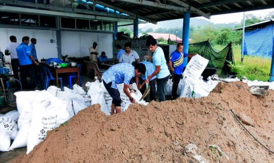ไฟล์แนบ กปภ.สาขาทุ่งสง เตรียมรับมือหากเกิดอุทกภัยในช่วงฤดูฝนนี้ โดยติดตามสถานการณ์ปริมาณน้ำฝนอย่างใกล้ชิดและพร้อมปฏิบัติตามมาตรการและแนวทางแก้ไขปัญหาอุทกภัยของ กปภ. เพื่อลดผลกระทบต่อการผลิตน้ำประปาบริการประชาชนและป้องกันความเสียหายที่จะเกิดขึ้น 
