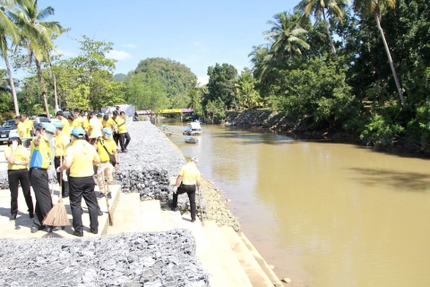 ไฟล์แนบ การประปาส่วนภูมิภาคสาขากระบี่ ร่วมกิจกรรมจิตอาสา เราทำความดีเพื่อ ชาติ ศาสน์ กษัตริย์ พัฒนาปรับ ภูมิทัศน์ลำน้ำ คูคลอง เนื่องในวันพ่อแห่งชาติและวันชาติ 